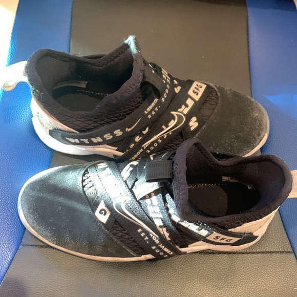 Boys Nike LeBron Soldier Size 6 Mens Witness Blk/white sneakers (Used - No Box) - Picture 3 of 5